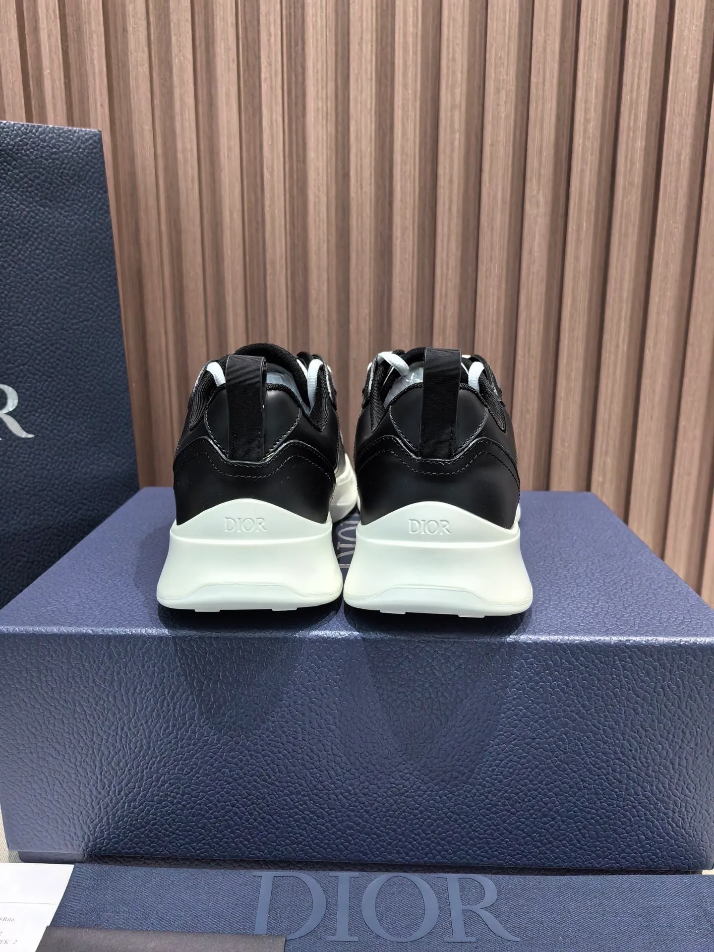 Factory price: 440💰 🔍Top purchasing agent🇮🇹 Dior's super-popular sports shoes, popular for street men, are synchronized with the new product counters. The uppers are made of Italian original imported cowhide and matched with D's customized fabrics. It is a must-have for fashionistas. The complex craftsmanship is perfectly reproduced. Imported soft cowhide foot pads, soles: original soles specially provided by the original factory, exclusive movable molded soles are super comfortable, original factory follow-up goods, 🔍🔍high quality, you can enter and exit the counter at will, welcome to compare, code number 38-45 (46 can be customized and cannot be returned or exchanged)